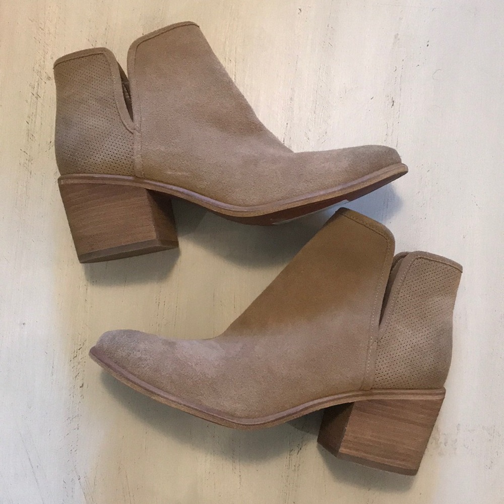 Hinge booties